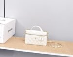 CHANEL White diamond-patterned chain bag