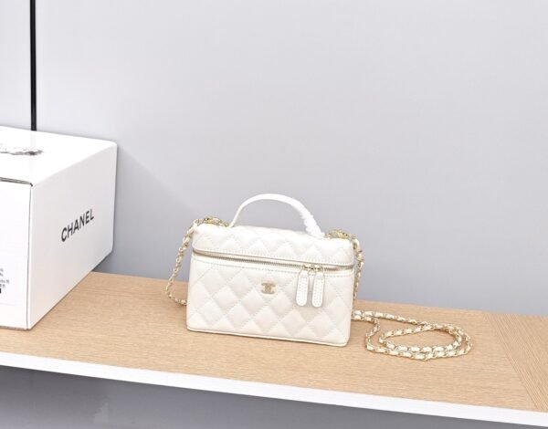 CHANEL White diamond-patterned chain bag