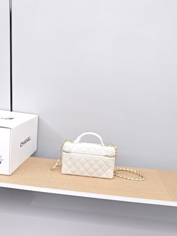 CHANEL White diamond-patterned chain bag