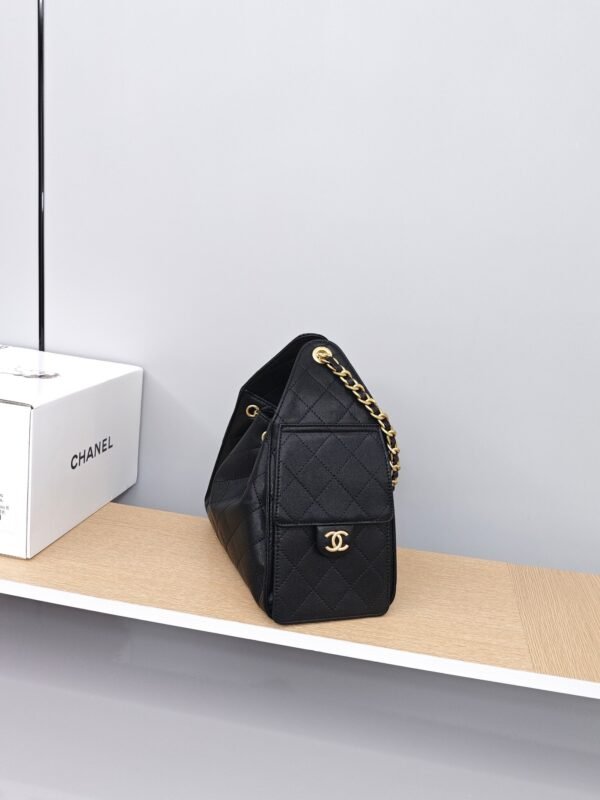 CHANEL Classic quilted chain-strap bucket bag