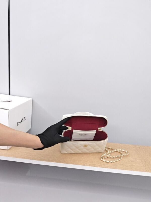 CHANEL White diamond-patterned chain bag