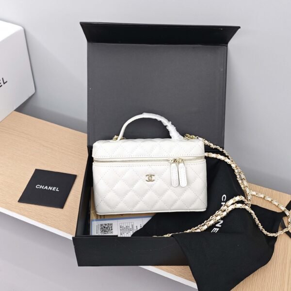 CHANEL White diamond-patterned chain bag