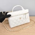 CHANEL White diamond-patterned chain bag