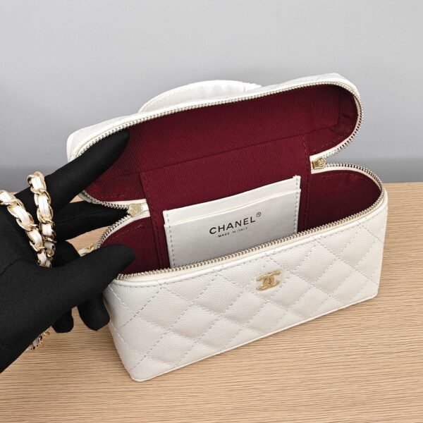 CHANEL White diamond-patterned chain bag