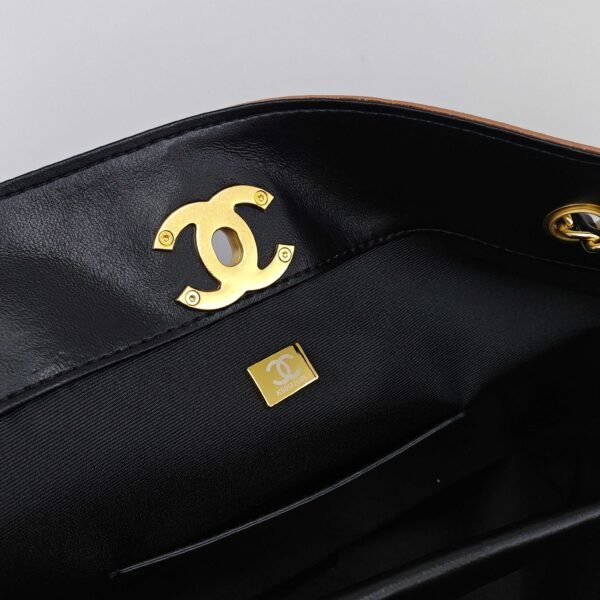 CHANEL Classic Flap Bag