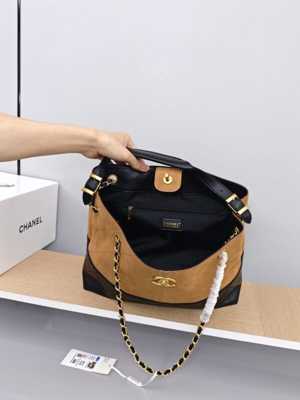 CHANEL Classic Flap Bag