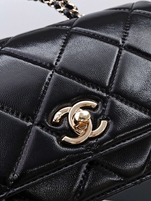 CHANEL Black quilted leather handbag with chain strap
