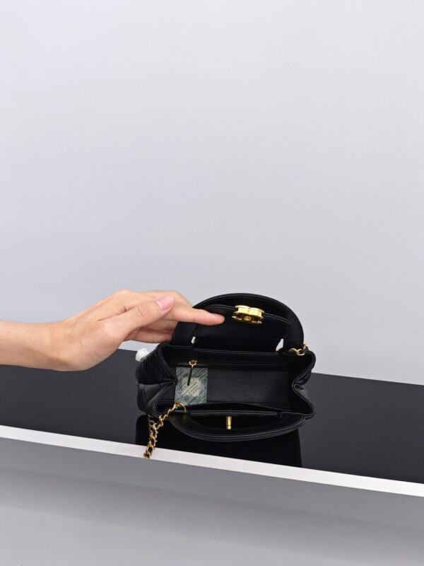 CHANEL Classic Flap Bag